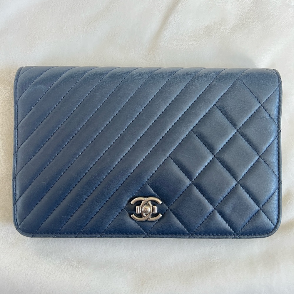 Chanel wallet on chain